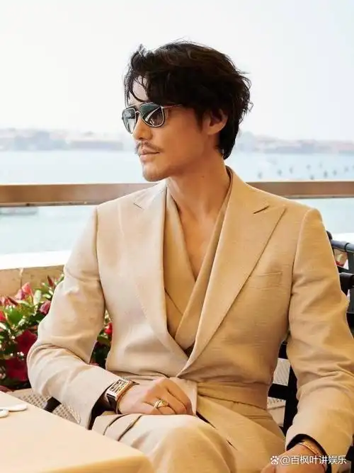 胡兵:从"第一男模"到美容博主,探讨他多维的职业生涯