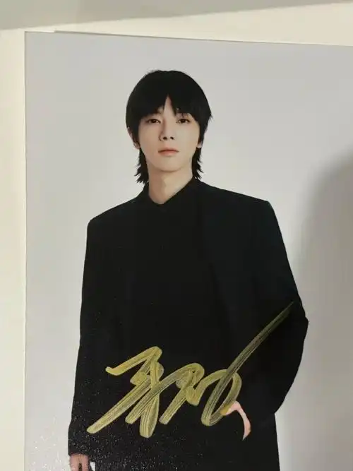 今日份送出的是@华晨宇yu签名照    丨关注@网易娱乐频道@娱乐新鲜派