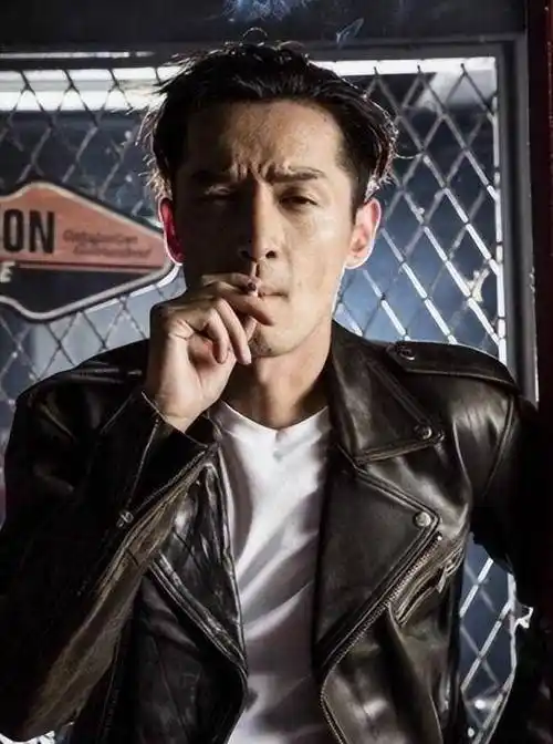 10位明星抽烟姿势,吴彦祖帅气,张国荣销魂,周润发成就经典_李连杰