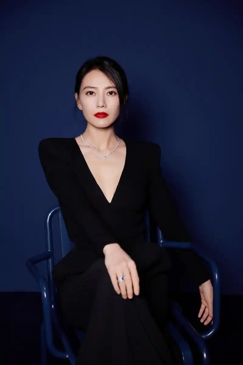 高圆圆这组黑色礼服照端庄大气,你可喜欢?#养眼美女# #明星