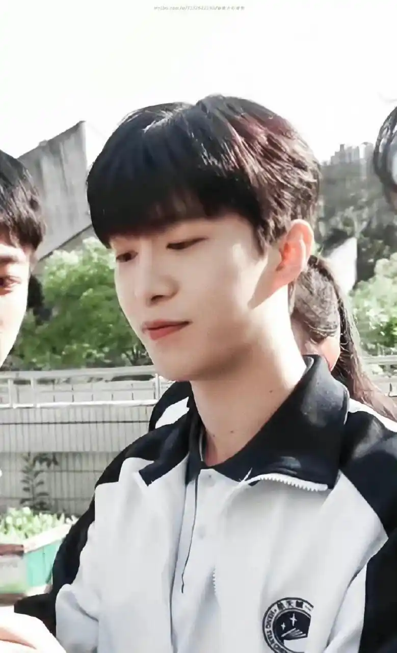 范丞丞校服造型片场花絮#范丞丞校服路透这也太好看了,清纯男高啊真
