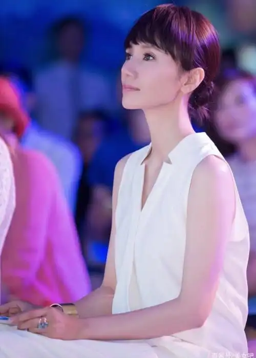 有一种美叫袁泉式优雅,那深邃的眼神惊艳时光