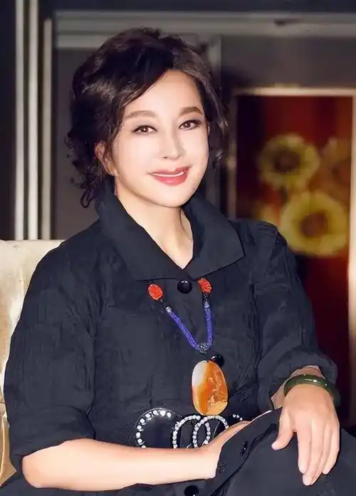 刘晓庆在豪宅里和小鲜肉依偎在一起,相差几十岁,却如同龄人一般