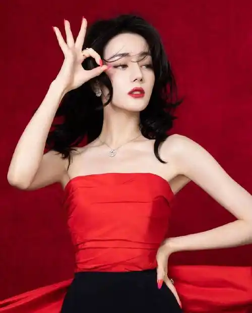 迪丽热巴穿红裙大秀精致锁骨天鹅颈线条好迷人