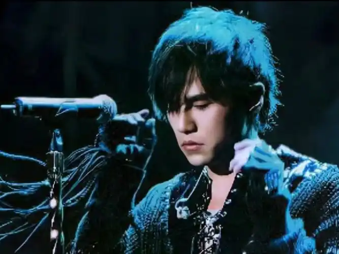 白毛伦是周杰伦的巅峰,不接受反驳!