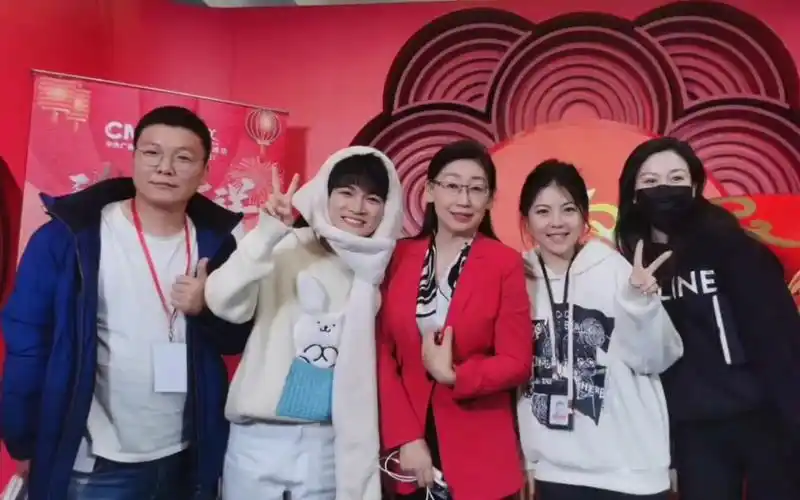 【周深】一些春晚后台合照～5a级合影景点