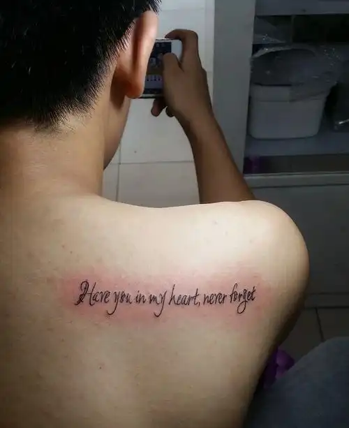 后背一条一字型的英文纹身图案