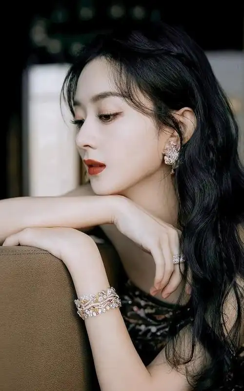 赵丽颖高清俏丽美照,优雅迷人!__财经头条