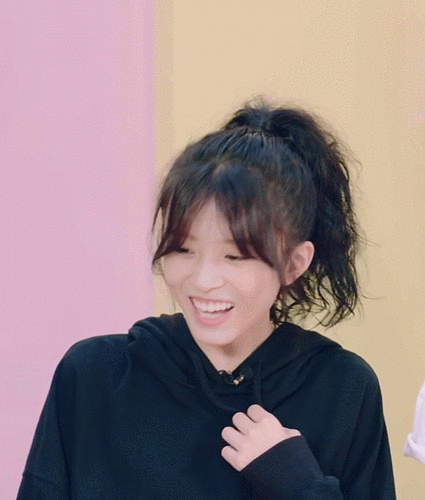 gif 后撤一步下腰笑 gif 手背捂嘴后靠笑 gif 食指位移笑 gif 突然