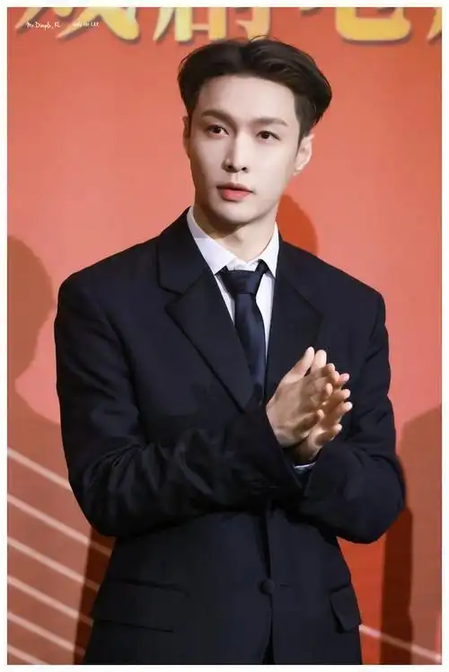 张艺兴是个考公的好苗子 逻辑清晰口才佳