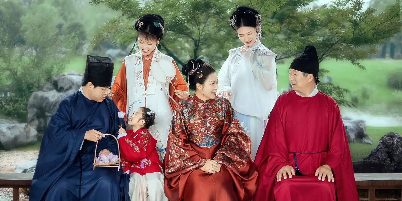 一家六口穿"汉服"合影,看起来温馨又美好,网友:太让人羡慕了