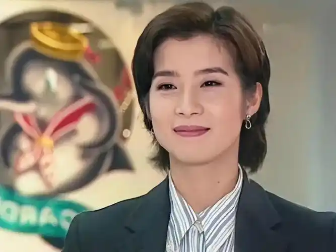 岳翎近照曝光,年华已逝伊人不再,老公是谁已成谜