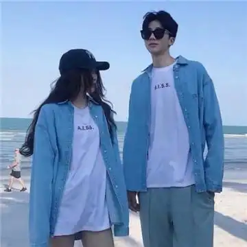 情侣秀恩爱头像一对两张 月亮不抱你我抱你