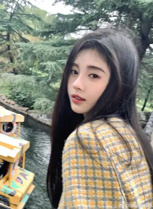 穿搭##鞠婧祎初秋格子外套#鞠婧祎秋日氛围感直接拉满,丸子头凌乱美!