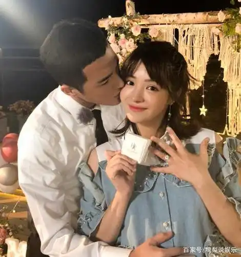 麦迪娜晒姜潮给她的求婚戒指