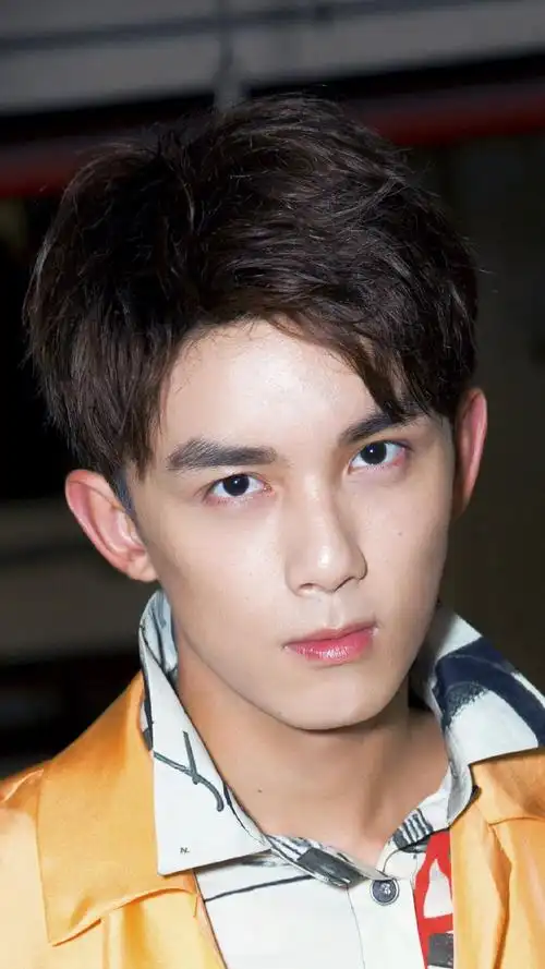 00后小鲜肉明星吴磊清新帅气有活力写真