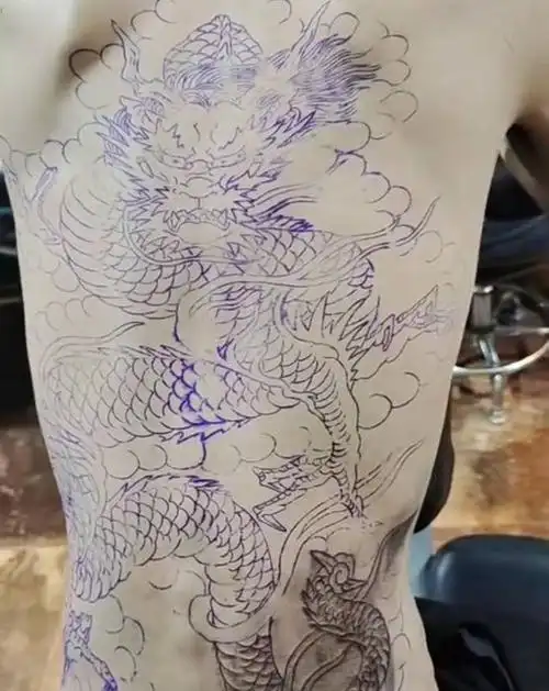 龙 线条纹身图片_背部老传统纹身图案