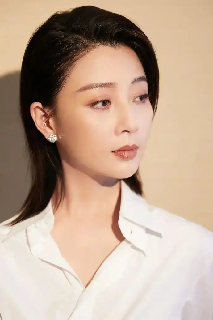 40岁殷桃哪像是中年人的状态呀?朋克卷发配大红唇,依旧超迷人