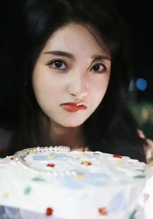 邢菲沙滩烛光生日大片_白色_蛋糕_女孩