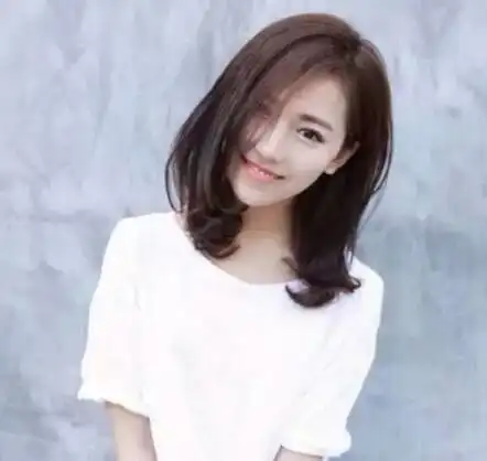 是一款二八分的齐肩梨花头烫发发型,斜长的发缕自脸上散落下来,修颜又