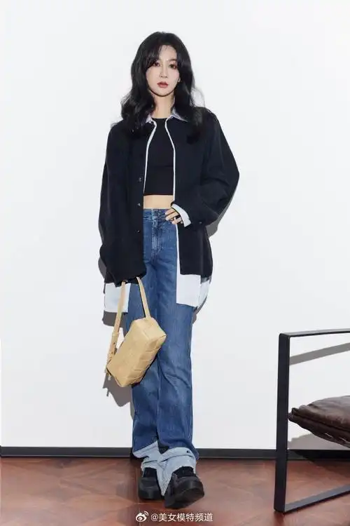 杨紫黑色外套搭牛仔裤酷飒十足露腰线诠释穿搭时尚