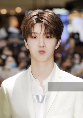 范丞丞穿白色西装现身时尚帅气变身白马王子 脖子细长露灿烂笑容