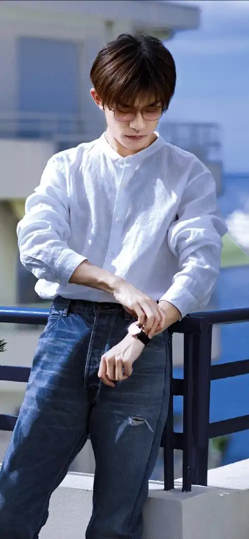 易烊千玺首张个人实体专辑##易烊千玺法国晚宴侧拍