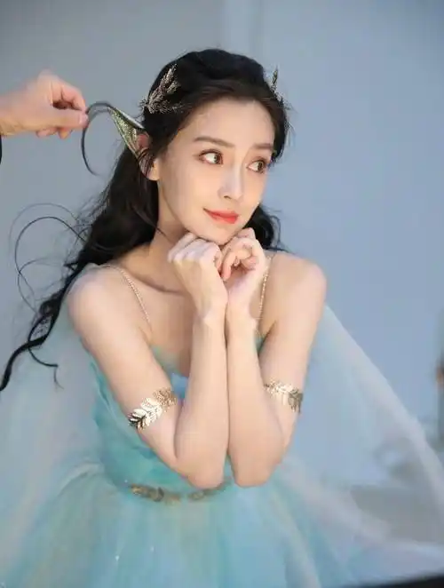 并且让baby再一次挑戰精灵造型,相片里的她少女感很强,杨颖拍攝森林系