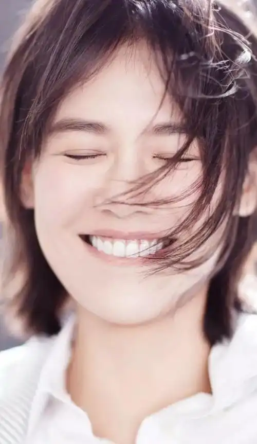 马思纯笑起来很美,很可爱的女孩啊,喜欢看她笑