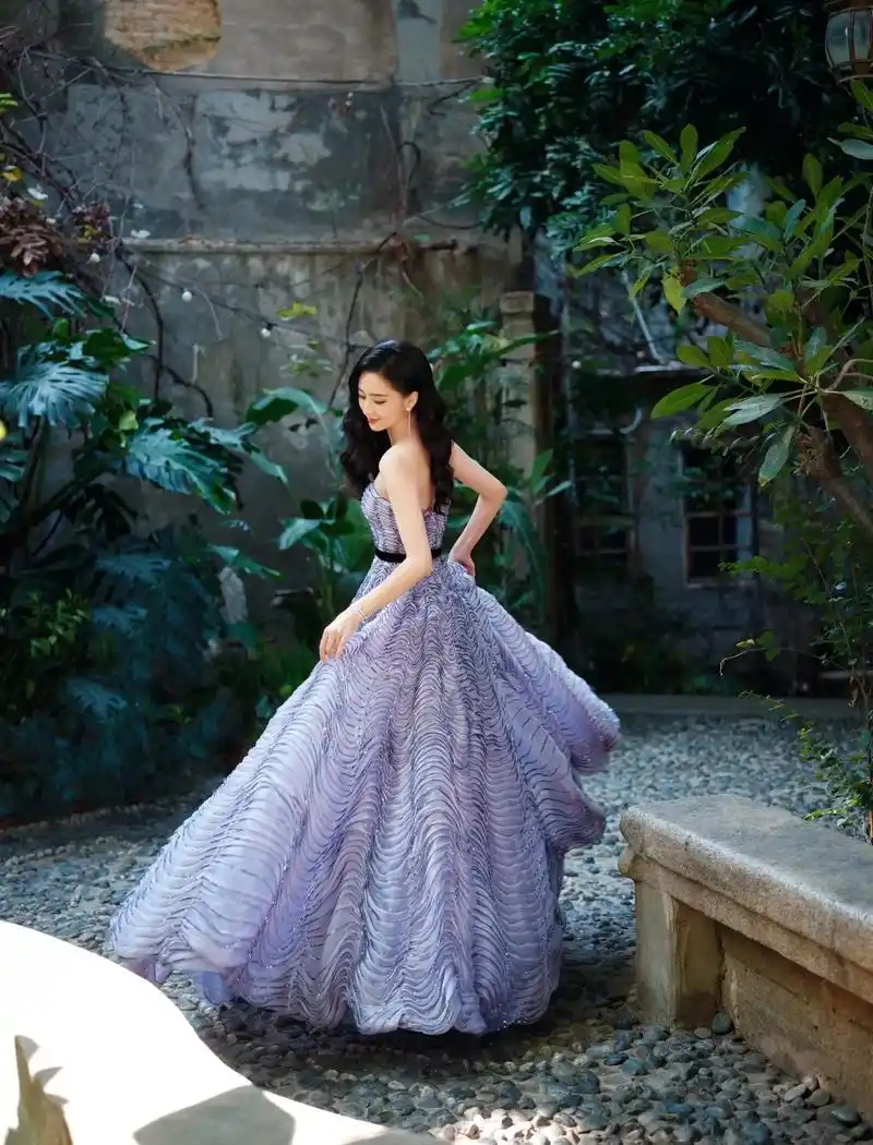 39周岁的佟丽娅 这次礼服选的太美了 是一种大气的美 - 抖音