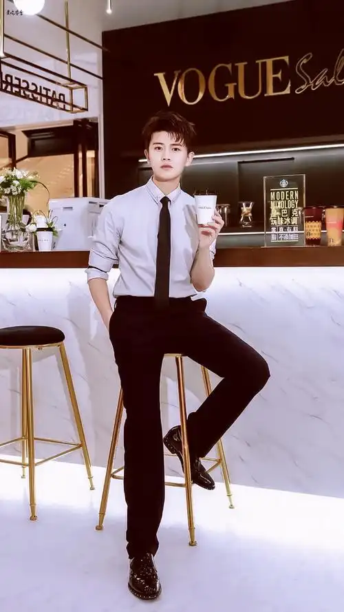 今天也是为国超艺名任嘉伦现代装正名的一天jms欢迎评论带嘉伦的西装