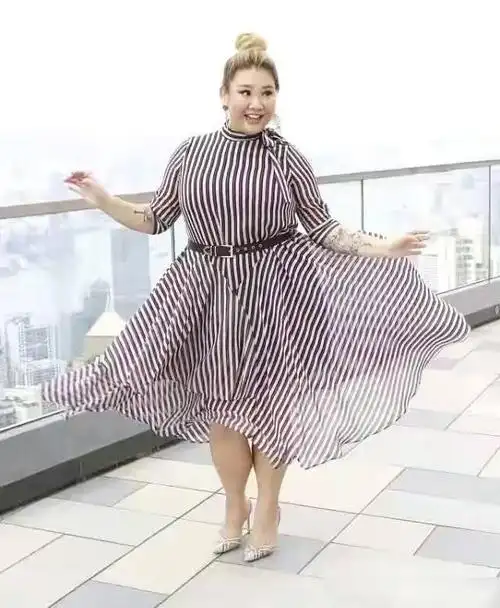 郑欣宜胖得坦荡180斤穿条纹连衣裙意外好看值得胖姑娘学习
