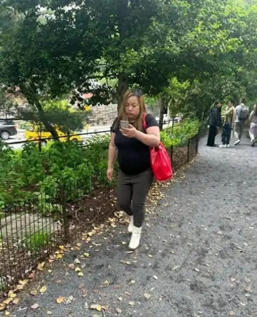 38岁凤姐国外被偶遇:胖得不敢认!手机和靴子暴露真实经济能力