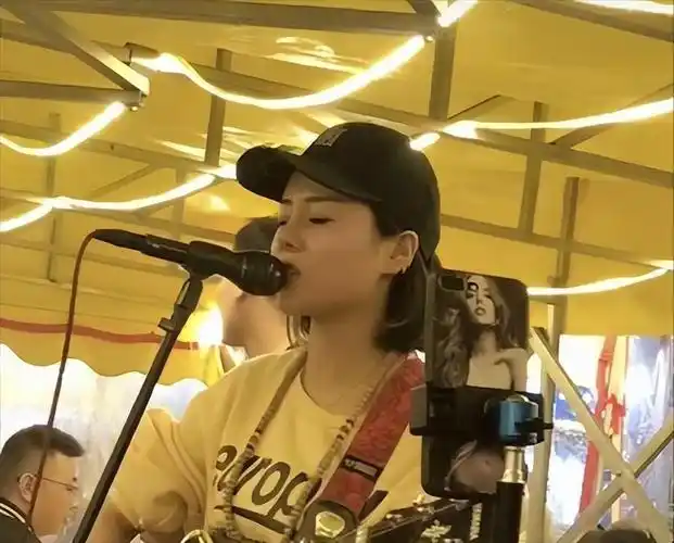 花姐(一首"狂浪"吃一辈子?捧红胜仔她功不可没)