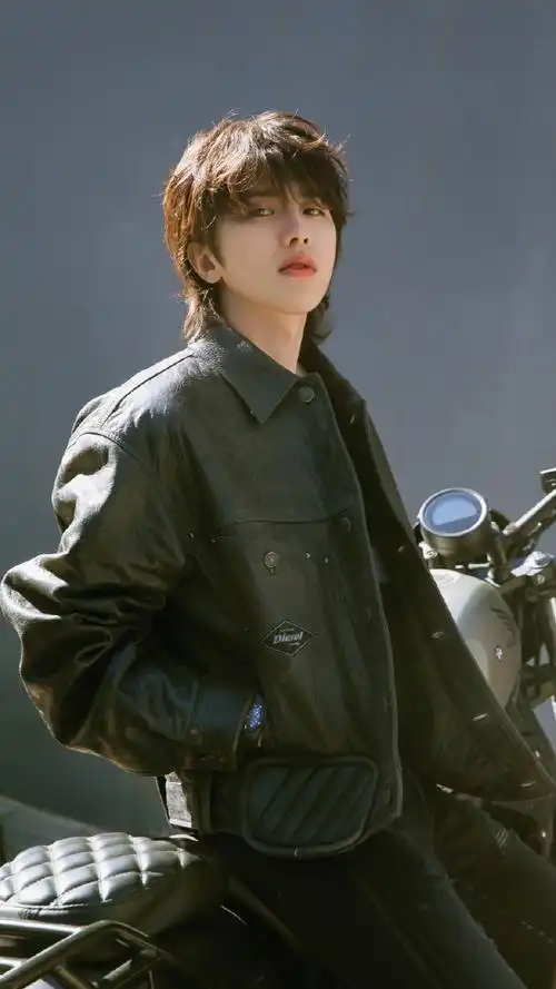 蔡徐坤秋日青空机车大片