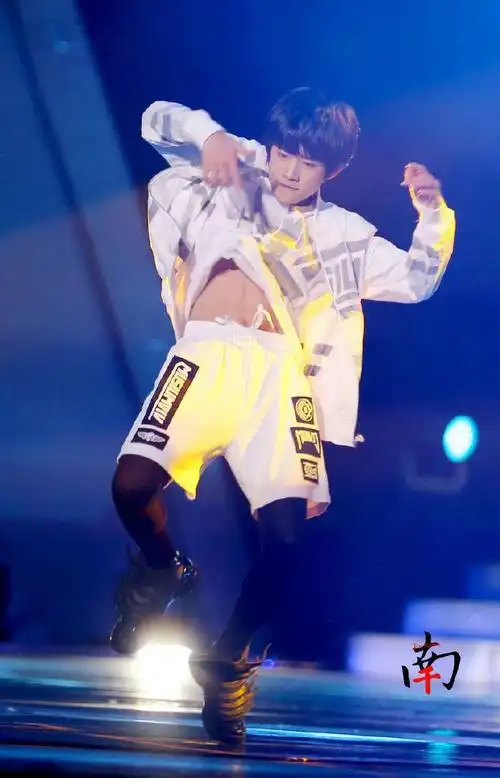 音乐风云榜易烊千玺的露腹肌舞蹈表演