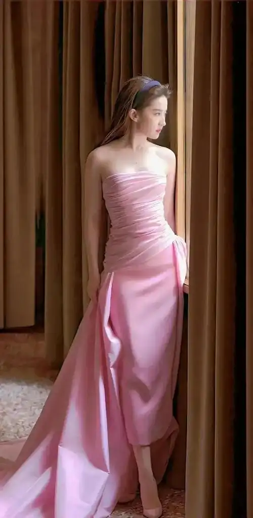 刘亦菲粉色抹胸裙尽显温柔