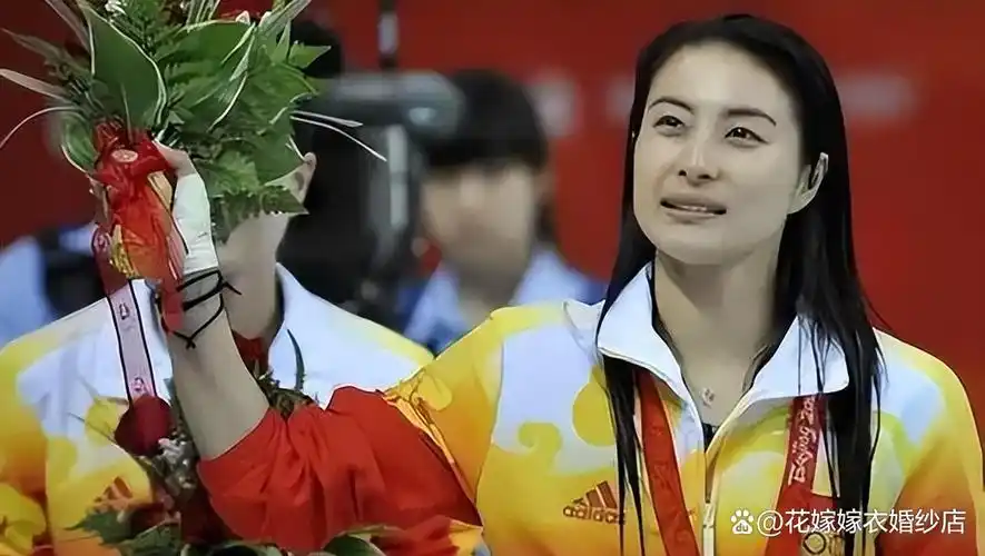 1981年出生于河北省保定市的郭晶晶,从小就展现出了对跳水的独特天赋.