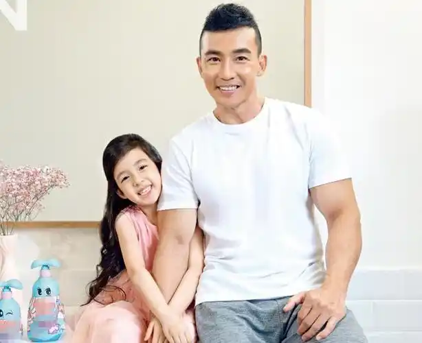 刘畊宏女儿五官长开7岁小泡芙月牙眼太抢镜小萌娃无疑了