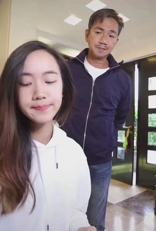 骆达华和17岁女儿拍短片,再现经典表情,女儿秀好身材更抢眼