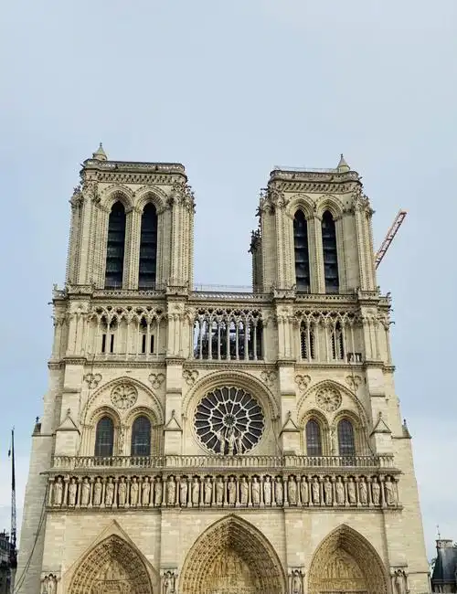 巴黎圣母院建于1163年至1345年本期文章重点介绍哥特建筑上期我们讲到