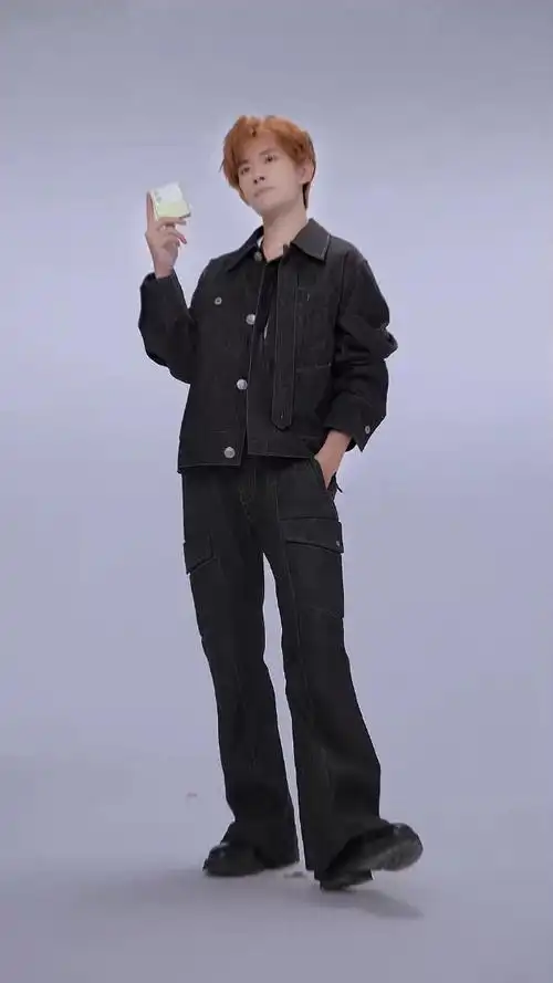 又一次被易烊千玺时尚感给惊艳到,高级质感穿搭,搭配小包包,高级赣种