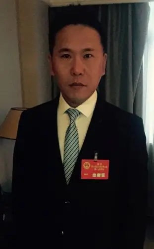 李奇龙现身两会,成为最年轻人大代表