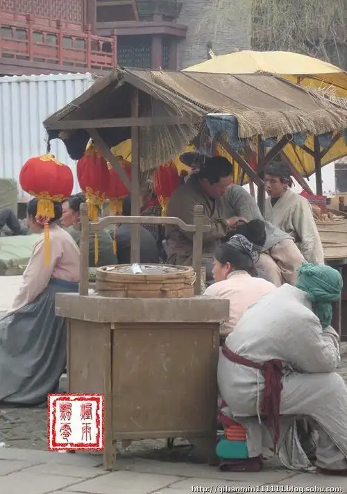 3月12日,无锡影视城休假中,恰逢,新版《水浒》在水浒城拍摄,这部大