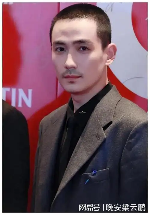 男星留胡子,味道大不同!陈伟霆酷似兵马俑,张智霖像美猴王