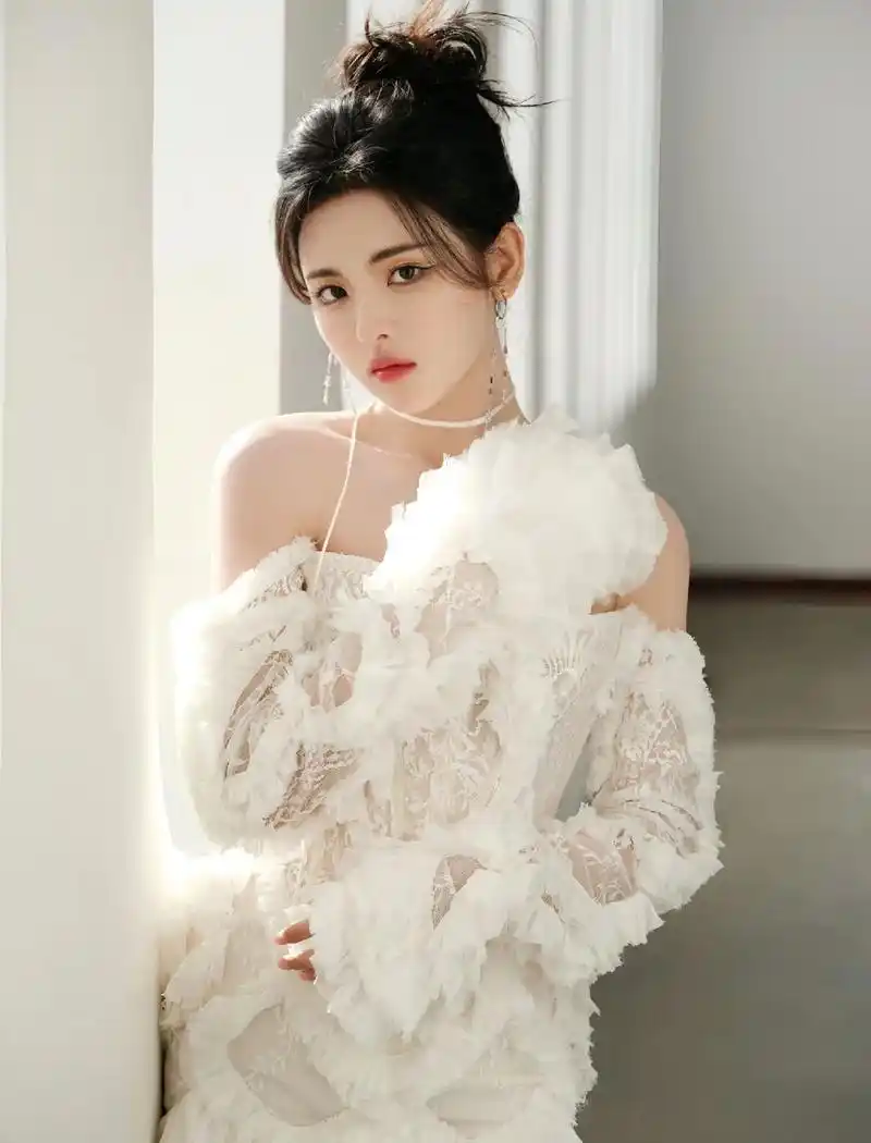 明星杨超越照片 - 抖音