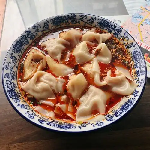 出来之后在旁边一家店里吃了一碗红汤抄手.