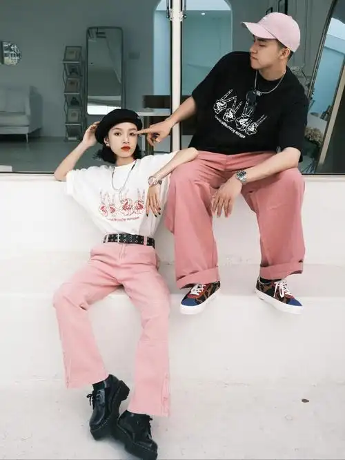 男生女生都搭配了粉色裤子以饱和度高的颜色和基础款为主传递出一种有