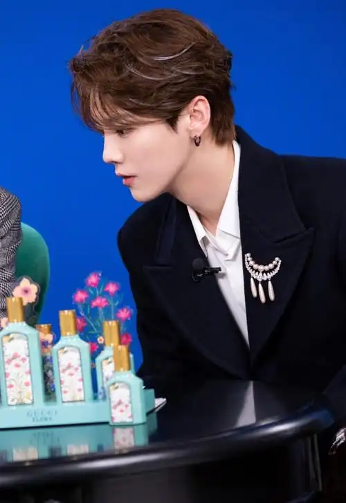 鹿晗出席gucci品牌直播活动 黑西装造型利落出镜