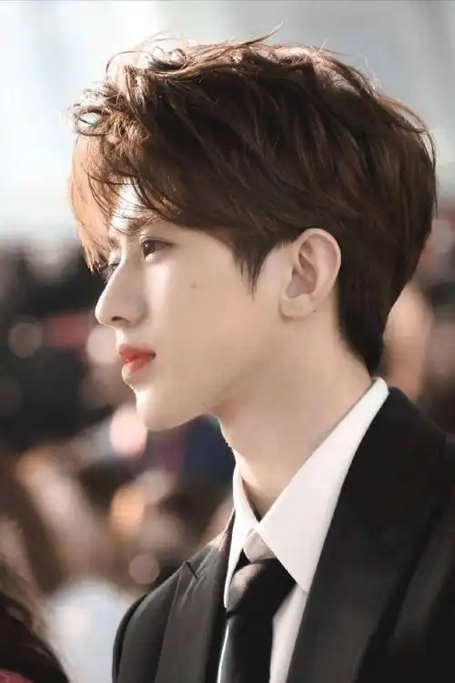 蔡徐坤的心情似乎还不错,带着淡淡微笑的说:"别这么如临大敌的样子